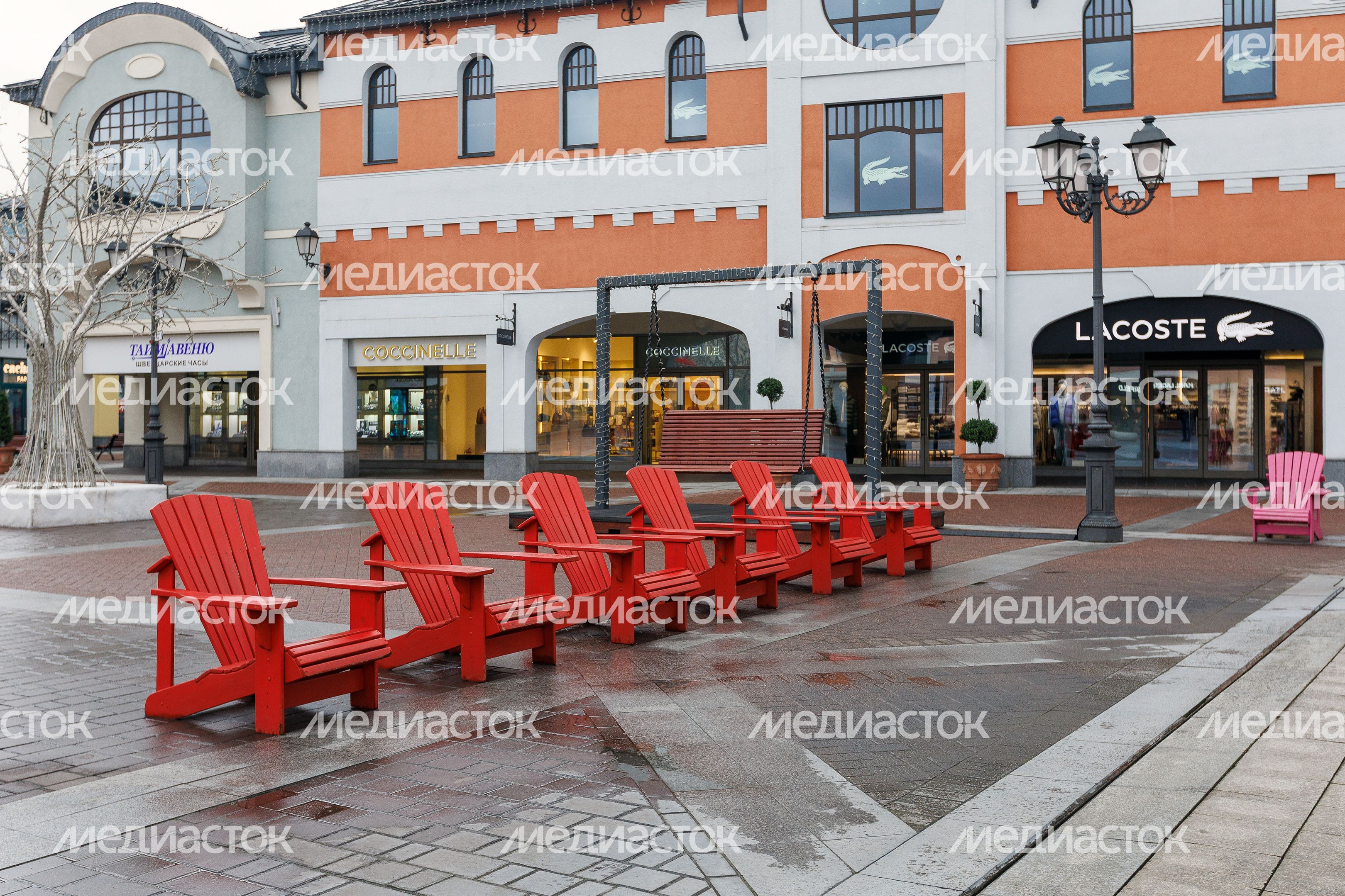 Торговый центр «Outlet Village Белая Дача» в Котельниках осенью Торговый центр «Outlet Village Белая Дача» в Котельниках осенью