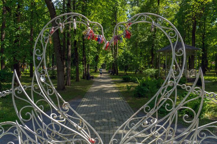 Аллея любви в Центральном парке имени В.В. Воровского весной в Наро-Фоминске