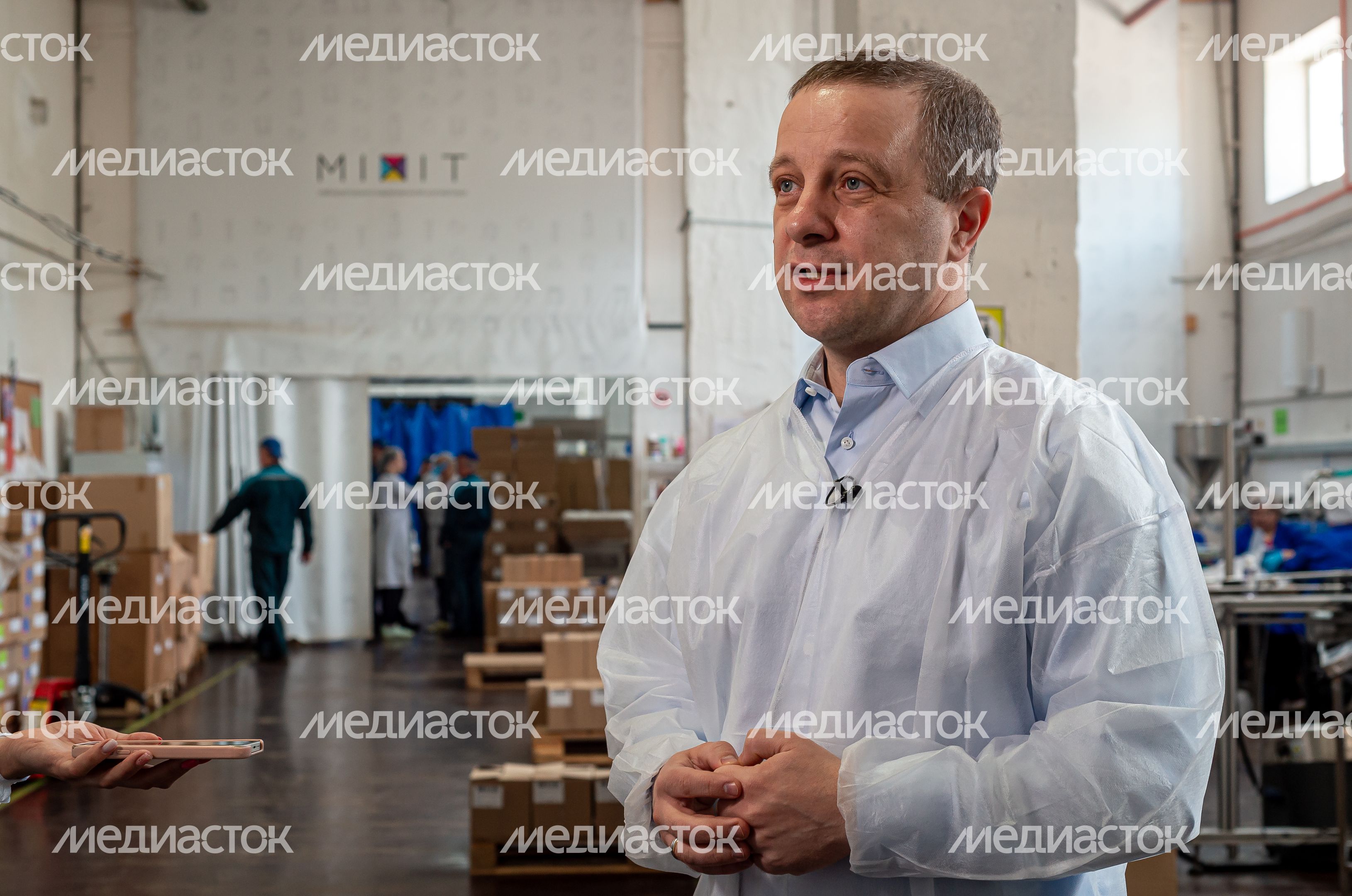 Процесс работы фабрики косметического бренда Mixit