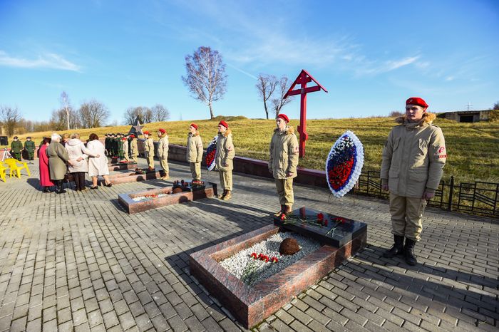 Открытие после реставрации воинского мемориала в деревне Ельня в Подмосковье