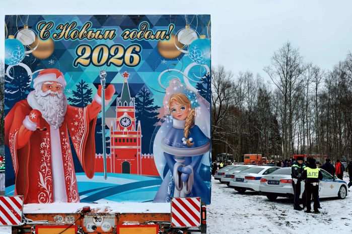 Автопоезд Деда Мороза везет в Москву главную елку страны