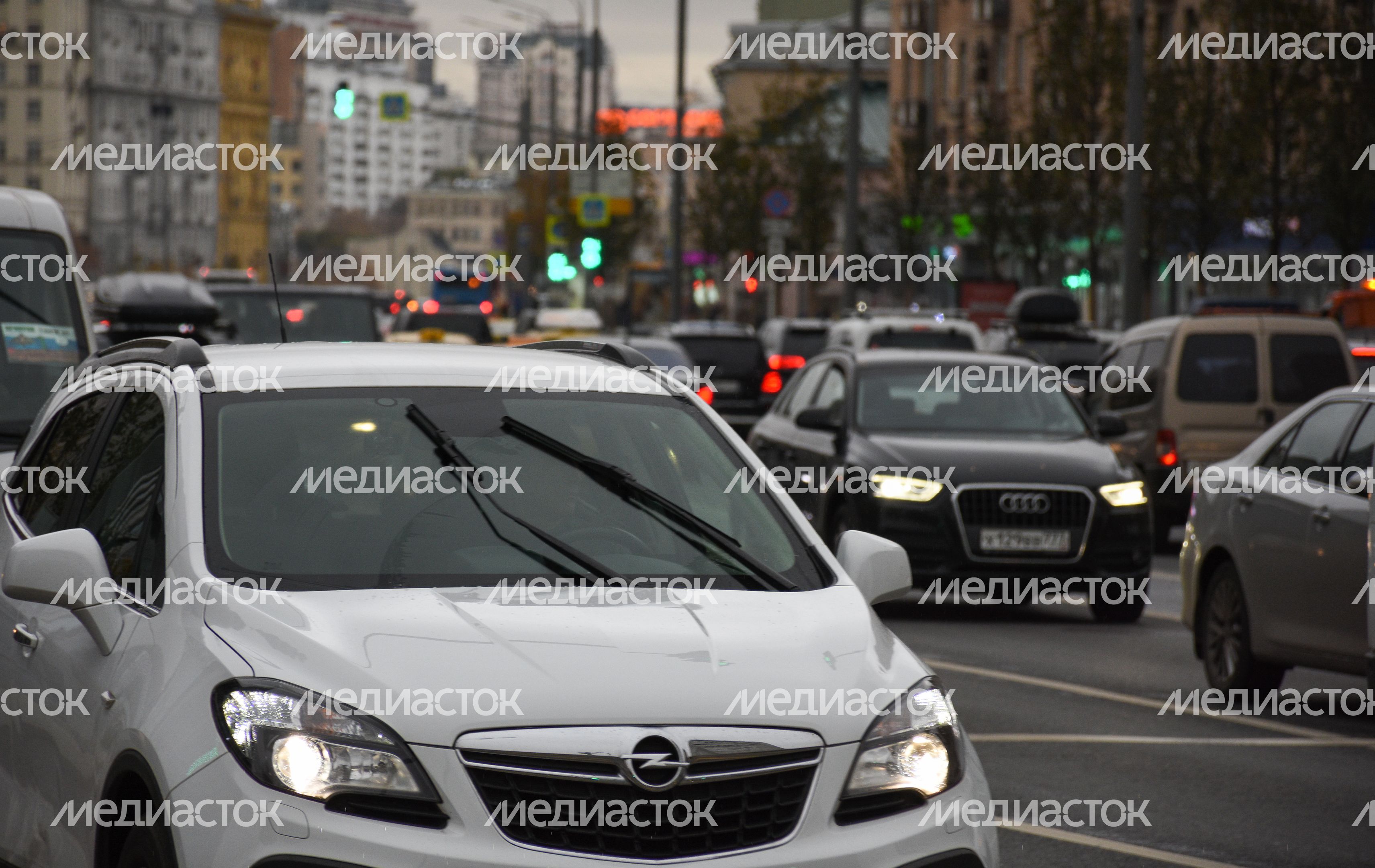 Повседневная жизнь города в Москве осенью
