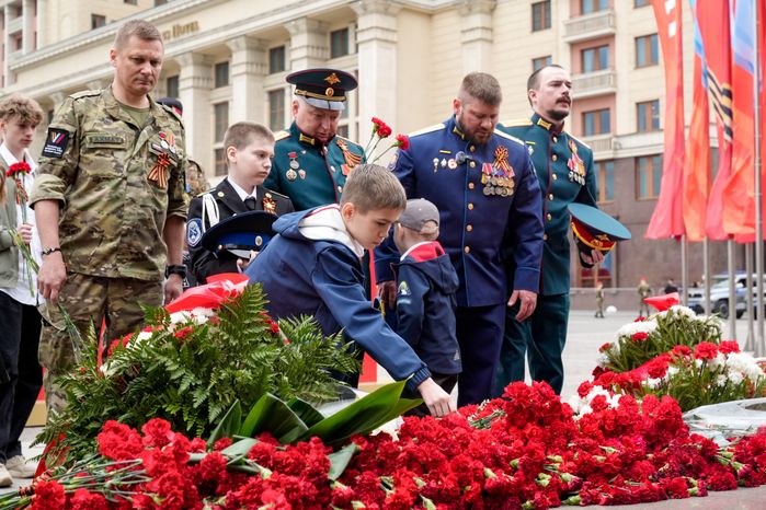 Участники специальной военной операции с детьми возложили цветы к Могиле Неизвестного Солдата