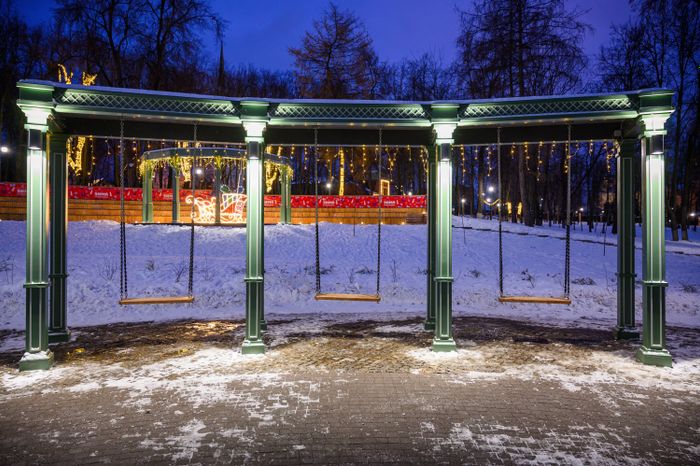 Качели в Раменском городском парке в новогодние праздники