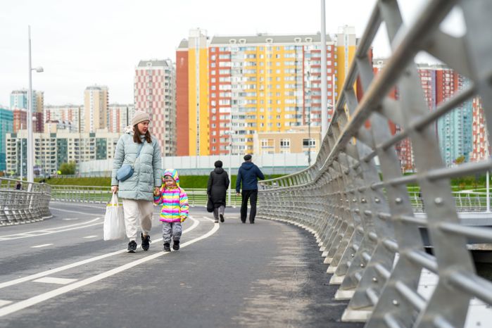 В Люберцах благоустроили парк "Дружба" с пешеходным мостом через озеро Черное