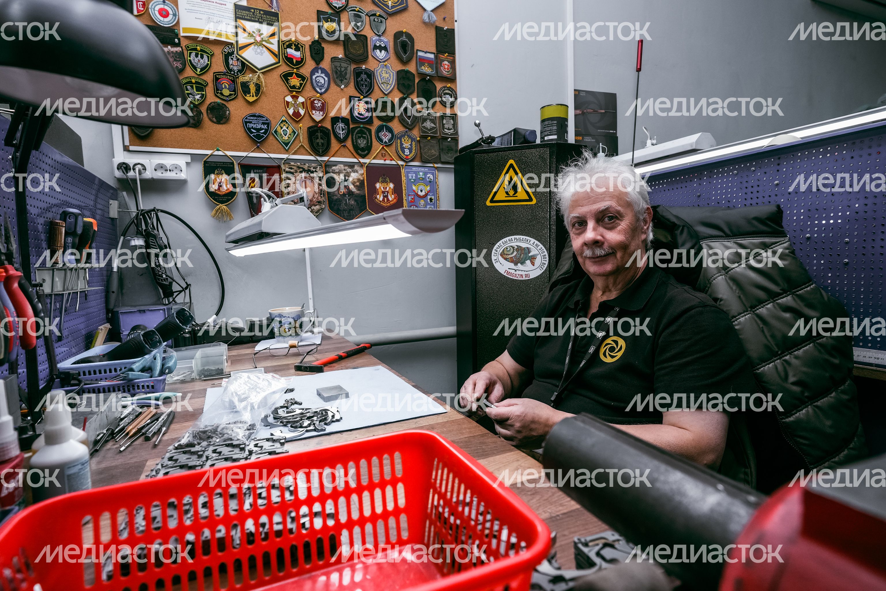 Сборочный цех подмосковного оружейного завода Сборочный цех подмосковного оружейного завода