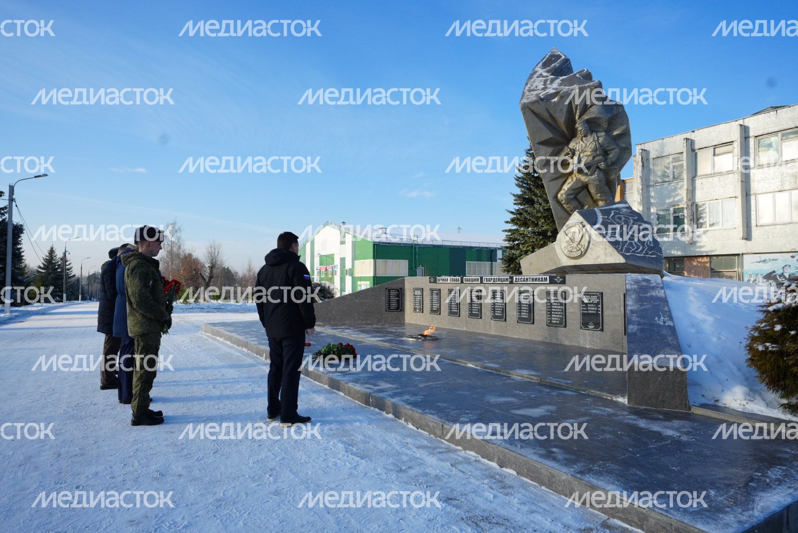 Возложение цветов к мемориалу погибших десантников Губернатором Подмосковья
