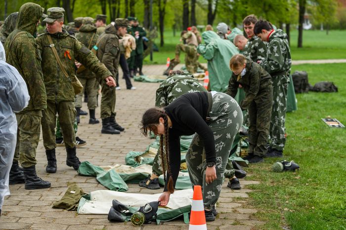 Военно-патриотическая игра «Юнармия, вперед!», посвященная Дню Победы, в Горках Ленинских