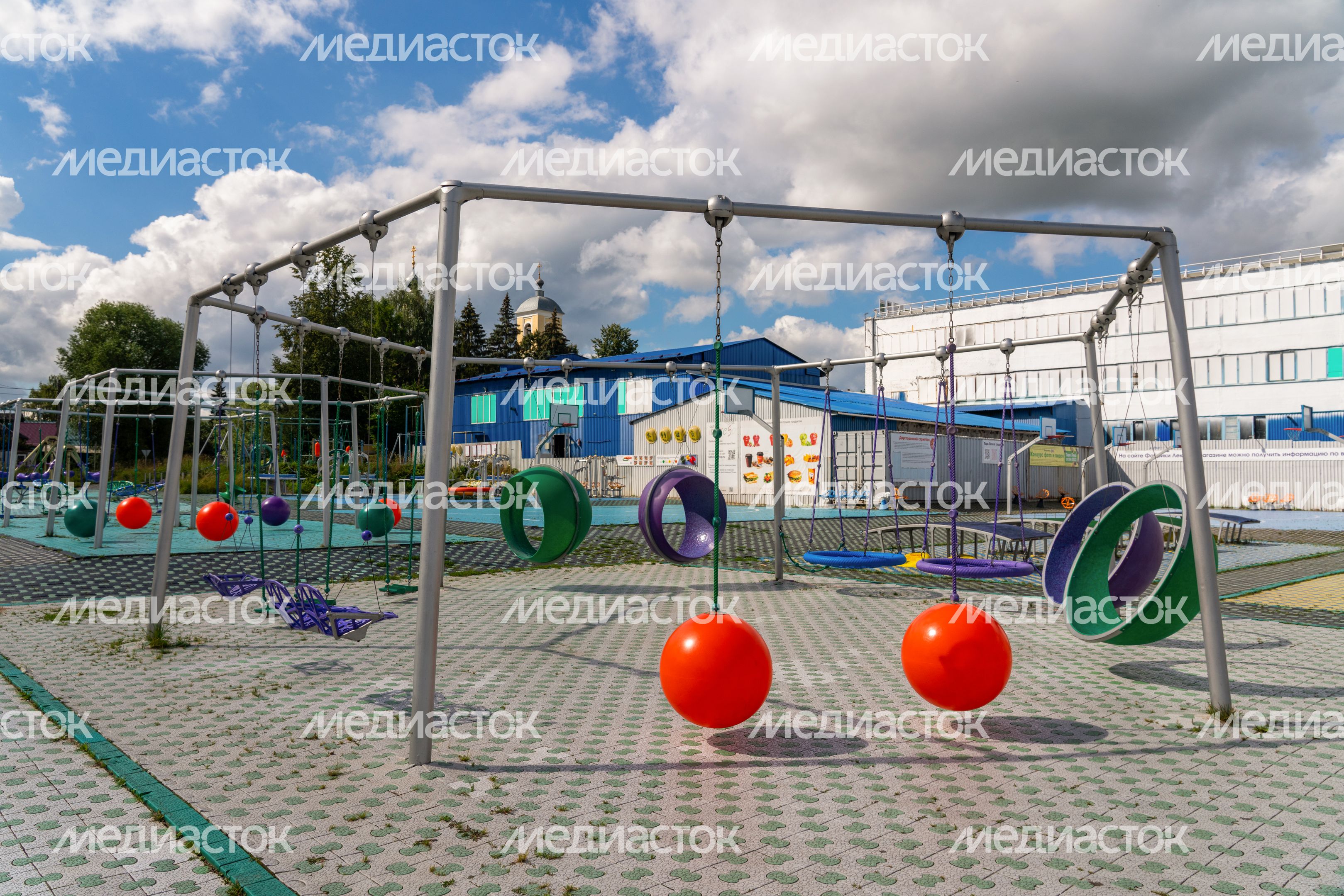 Качели в парке «Леко» в селе Синьково Дмитровского округа
