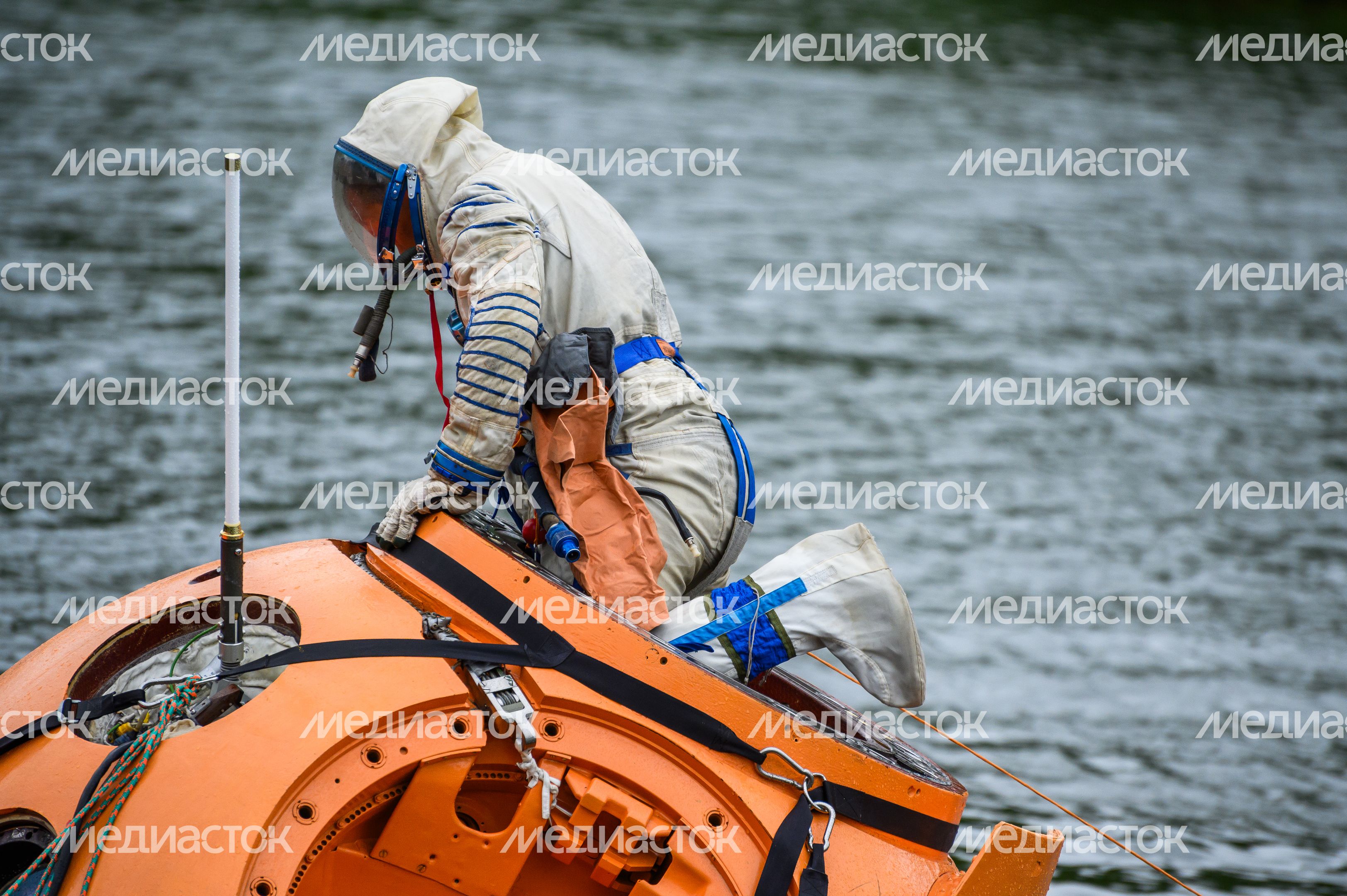 Тренировка космонавтов по действиям после посадки на воду в Ногинске