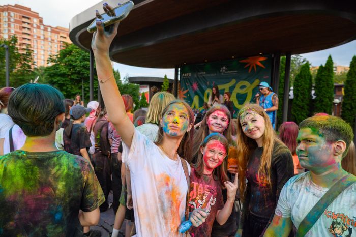 Фестиваль красок Holi Dance в Наташинском парке в Люберцах
