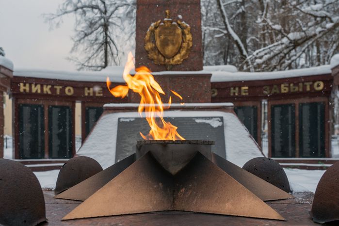 Вечный огонь у памятника партизанам и воинам, погибшим при освобождении города Руза в годы Великой Отечественной войны