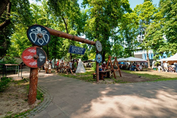 Средневековые ремесла в городе мастеров на Фестивале исторической реконструкции «Наследие предков» в Раменском парке