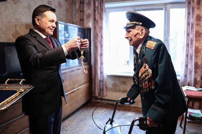Губернатор присвоил знание Почетного гражданина ветерану Великой Отечественной войны Александру Золотову