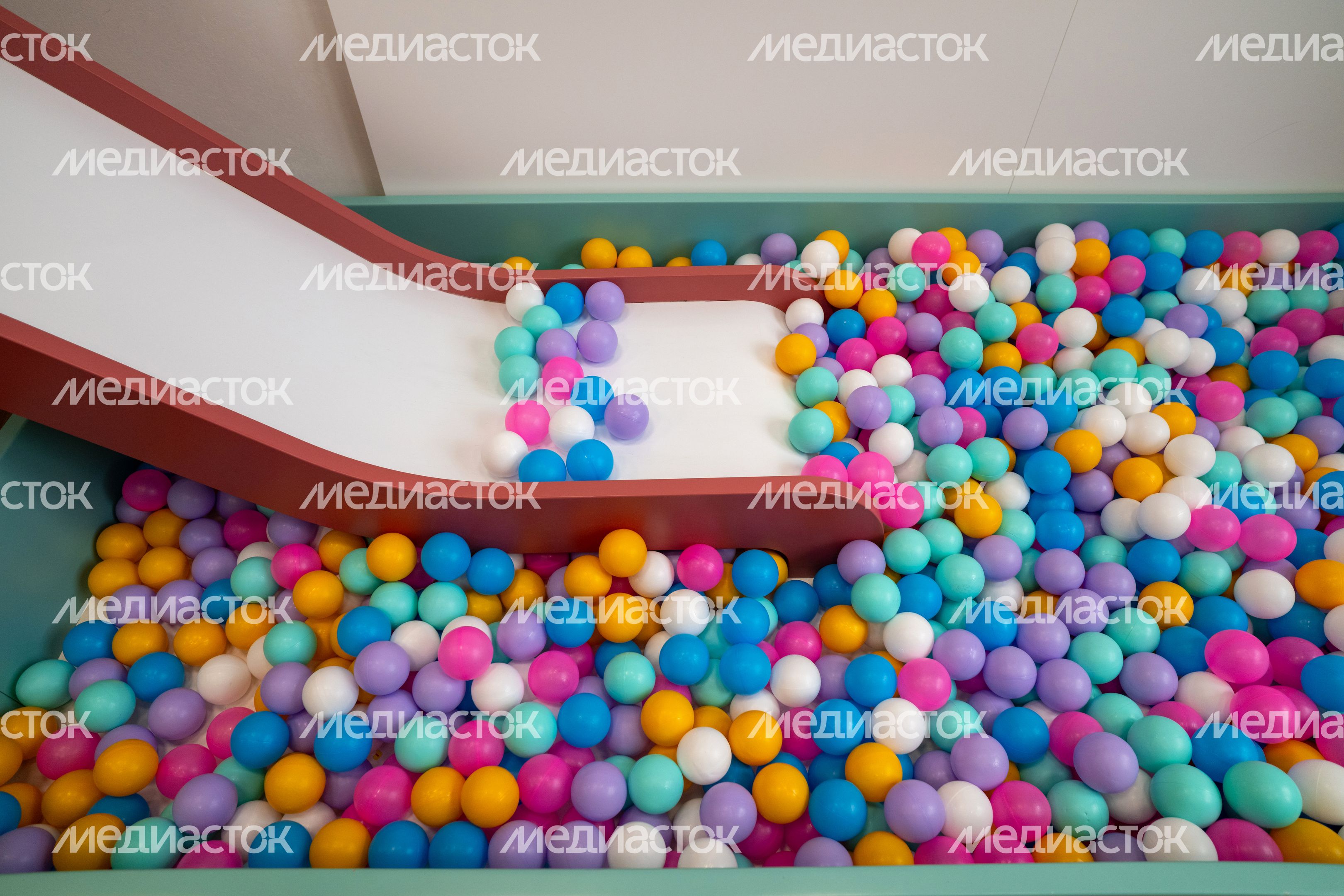 Горка с сухим бассейном в игровой комнате Детского клинического центра им. Л.М. Рошаля в Красногорске Горка с сухим бассейном в игровой комнате Детского клинического центра им. Л.М. Рошаля в Красногорске