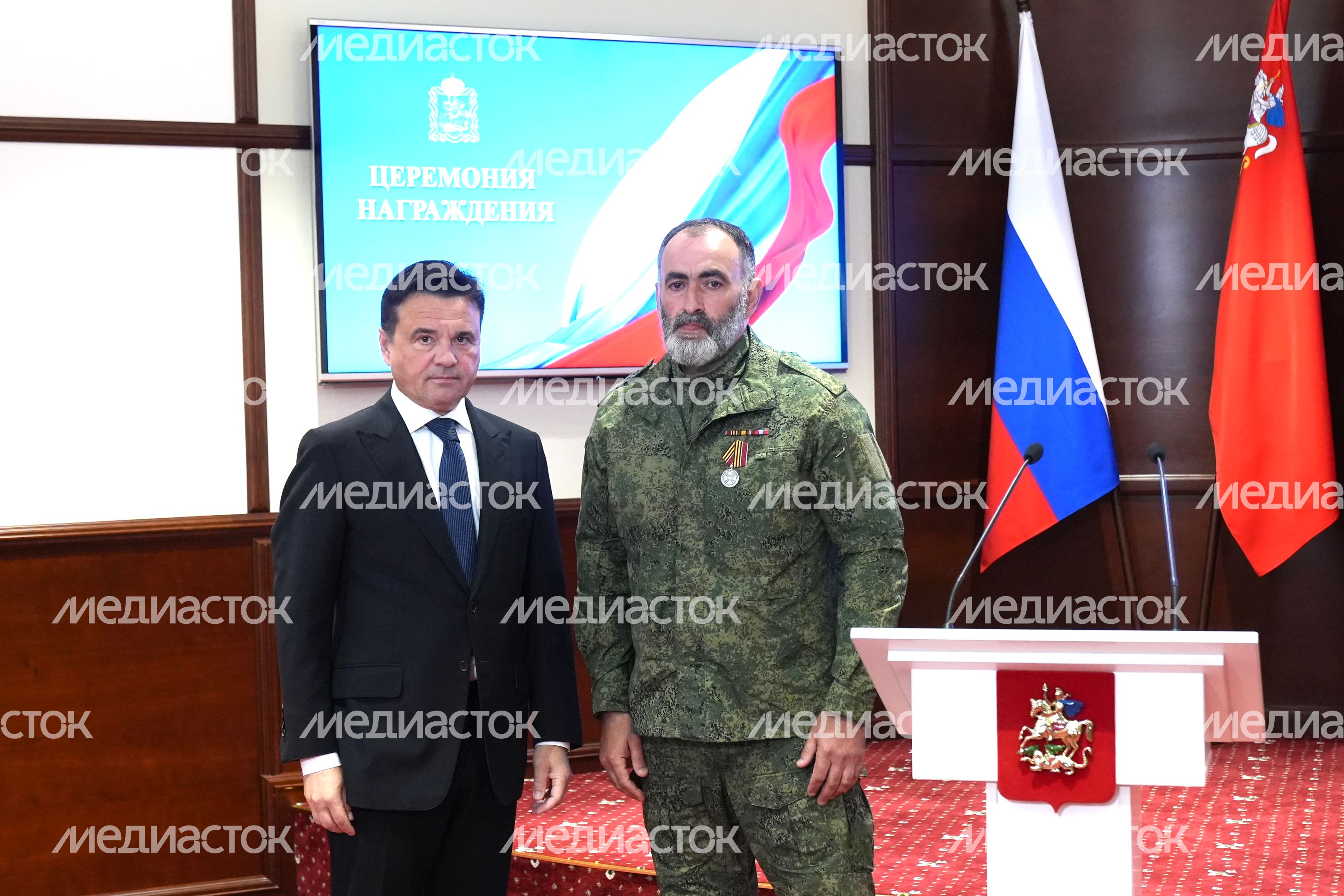 Андрей Воробьев вручил ордена и медали добровольцам из Подмосковья