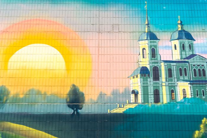 Мурал на фасаде дома 12 по улице Текстильной в микрорайоне Красная Поляна Лобни
