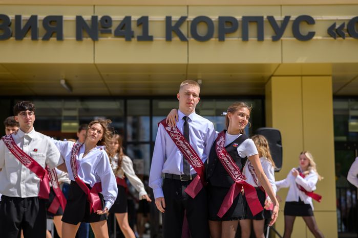 Вальс выпускников на последнем звонке в гимназии №41 - корпусе «Феникс» в ЖК «Жулебино парк» города Люберцы