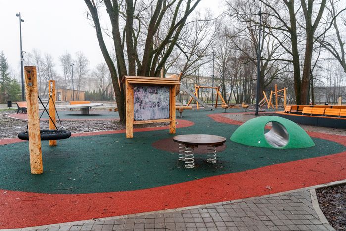 Детская площадка в парке «Питомник» в Серпухове осенью