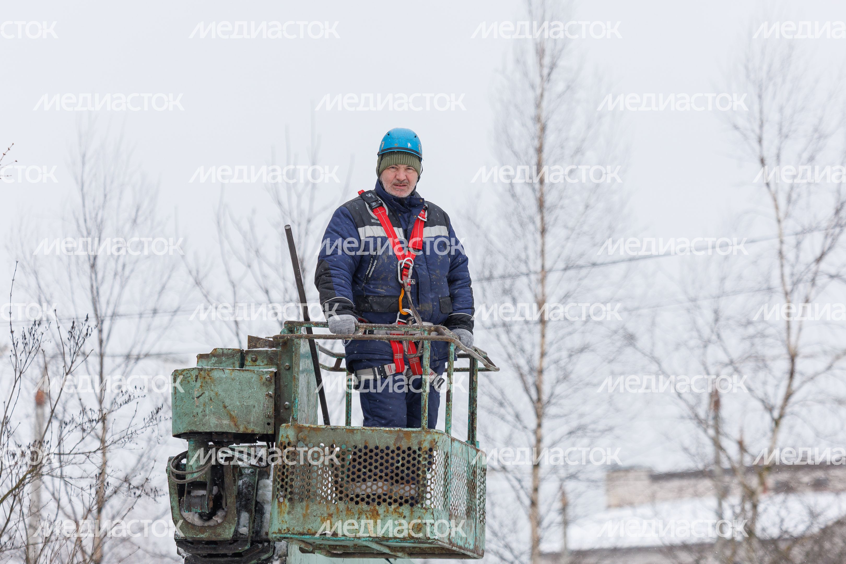 Очистка крыши многоквартирного дома на улице Чайковского в Лобне от сосулек Очистка крыши многоквартирного дома на улице Чайковского в Лобне от сосулек