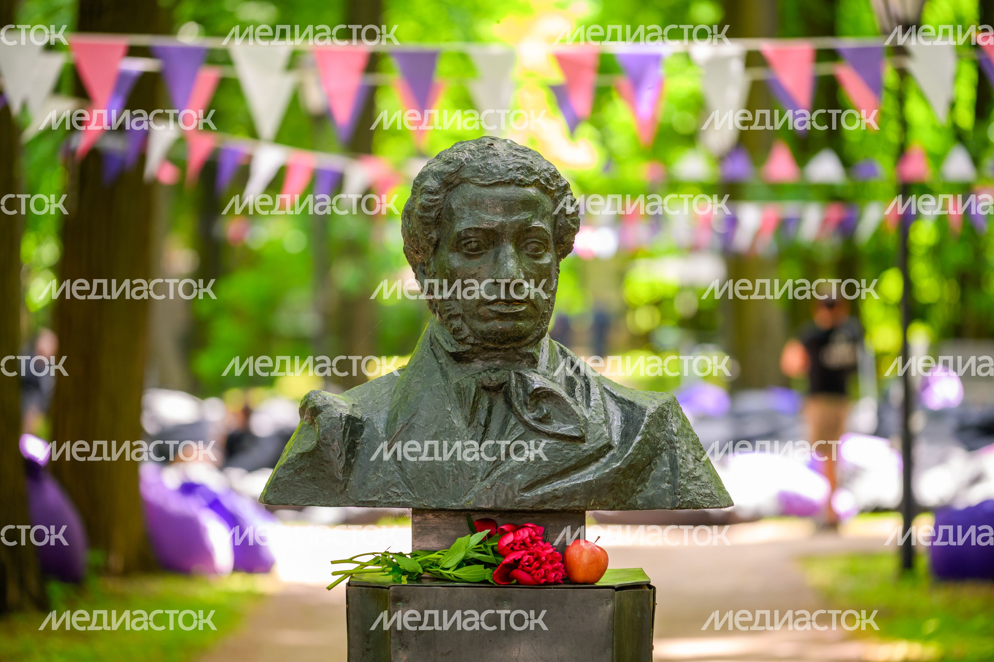 Памятник Александру Сергеевичу Пушкину в музее-заповеднике А.С. Пушкина в поселке Большие Вяземы Одинцовского округа Памятник Александру Сергеевичу Пушкину в музее-заповеднике А.С. Пушкина в поселке Большие Вяземы Одинцовского округа