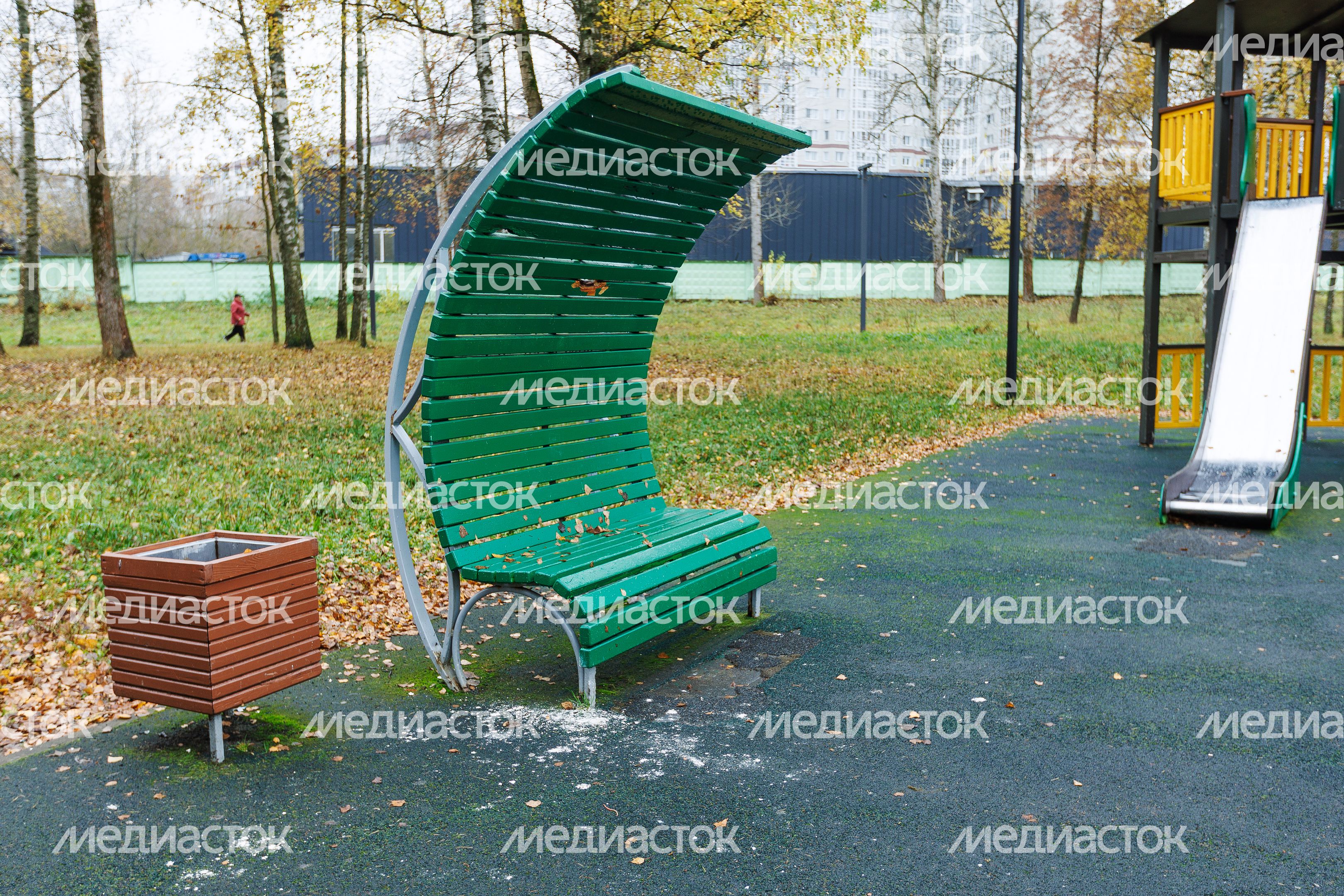Лавочка в городском парке культуры и отдыха г. Ивантеевка осенью Лавочка в городском парке культуры и отдыха г. Ивантеевка осенью
