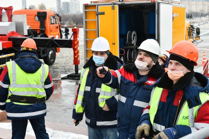 Промывка после зимы Монумента Победы на Поклонной горе в Москве