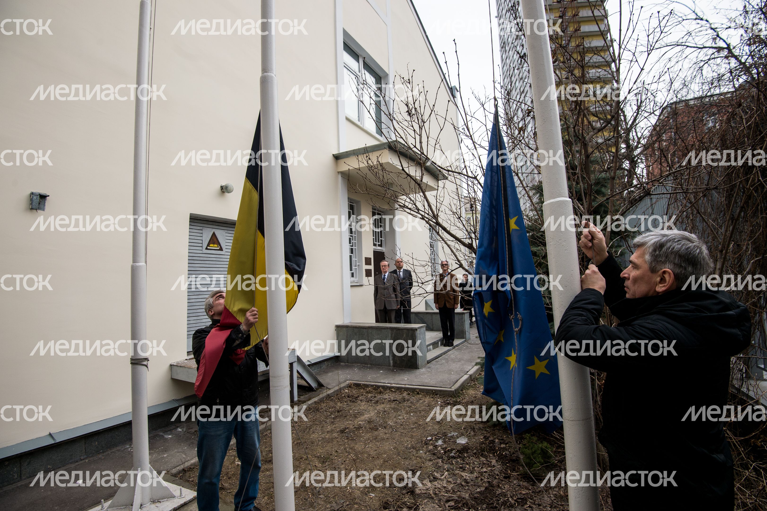 Москвичи несут цветы к посольству Бельгии