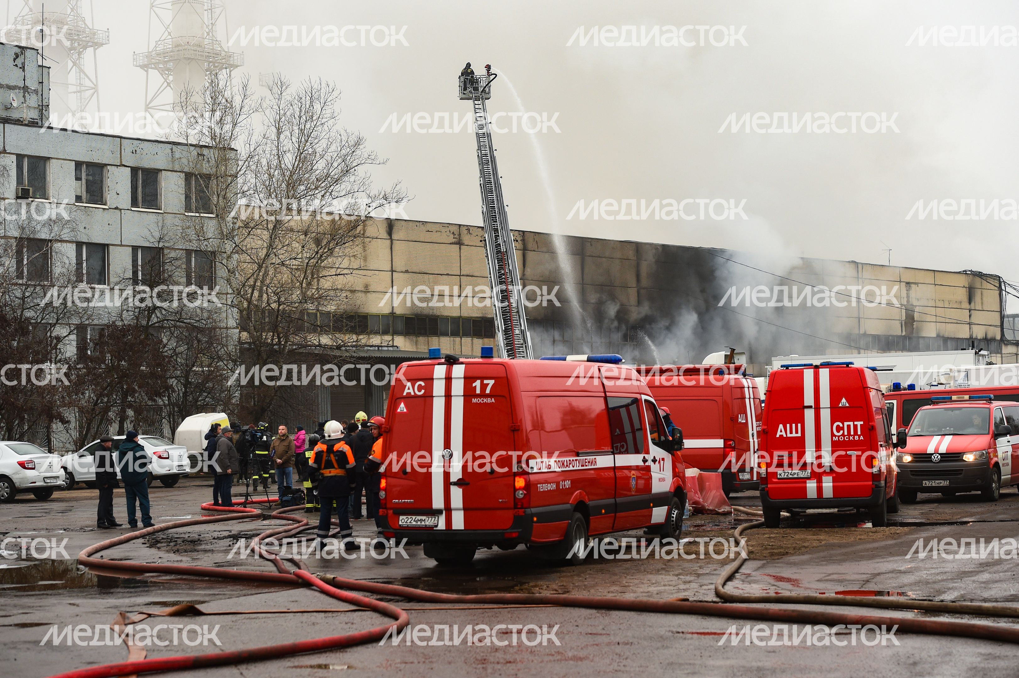 Пожар в складском помещении на улице Маршала Прошлякова в Москве