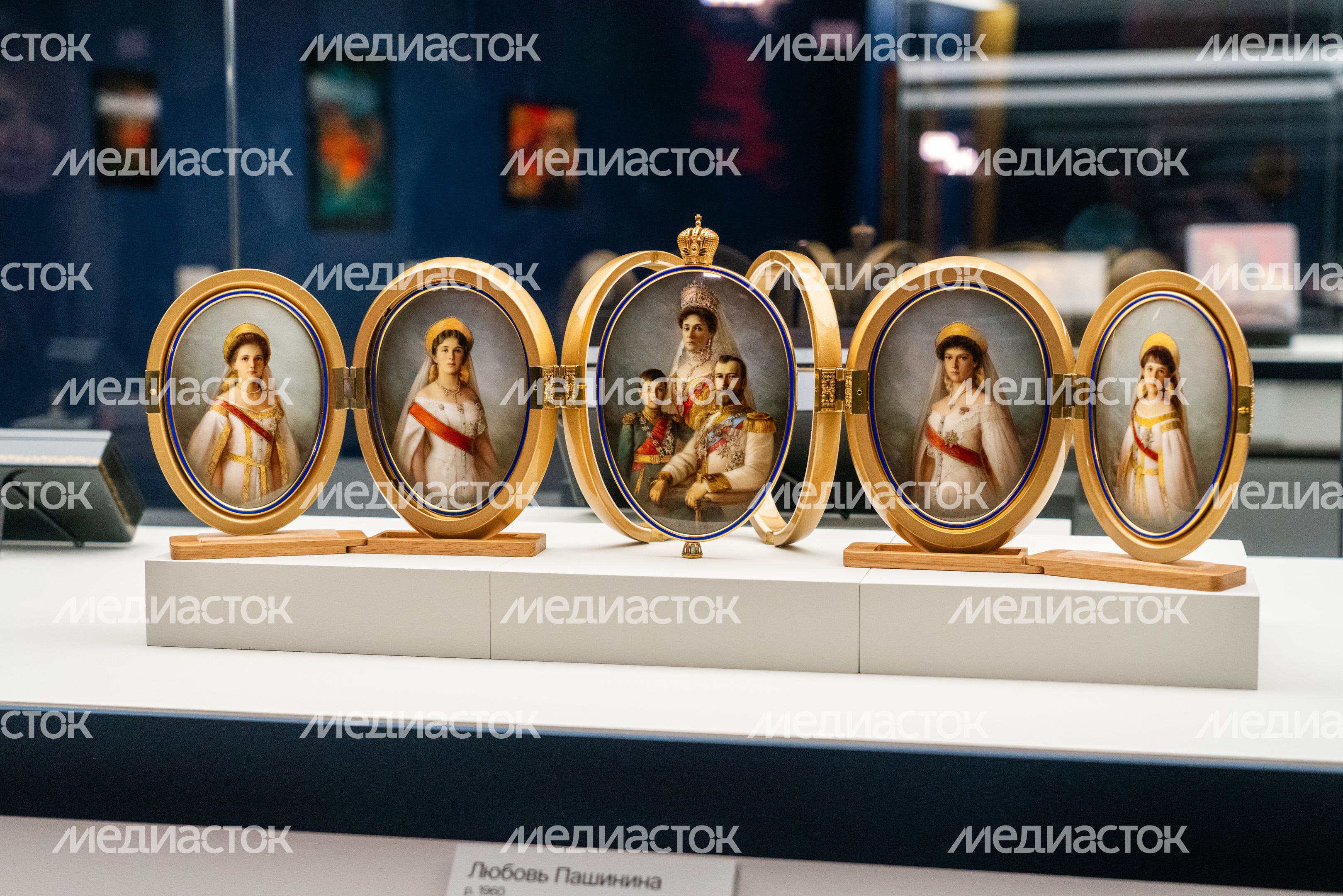 Портрет царской семьи Николая II на выставке «Лаки. Большая история в миниатюре» в музее «Новый Иерусалим» Истры Портрет царской семьи Николая II на выставке «Лаки. Большая история в миниатюре» в музее «Новый Иерусалим» Истры