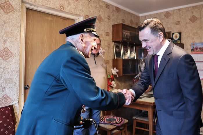 Губернатор присвоил знание Почетного гражданина ветерану Великой Отечественной войны Александру Золотову