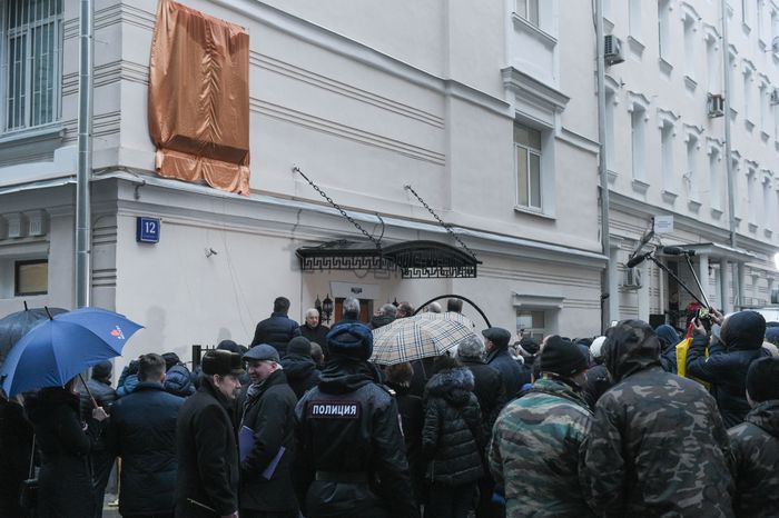 Открытие мемориальной доски в честь Солженицына в Москве