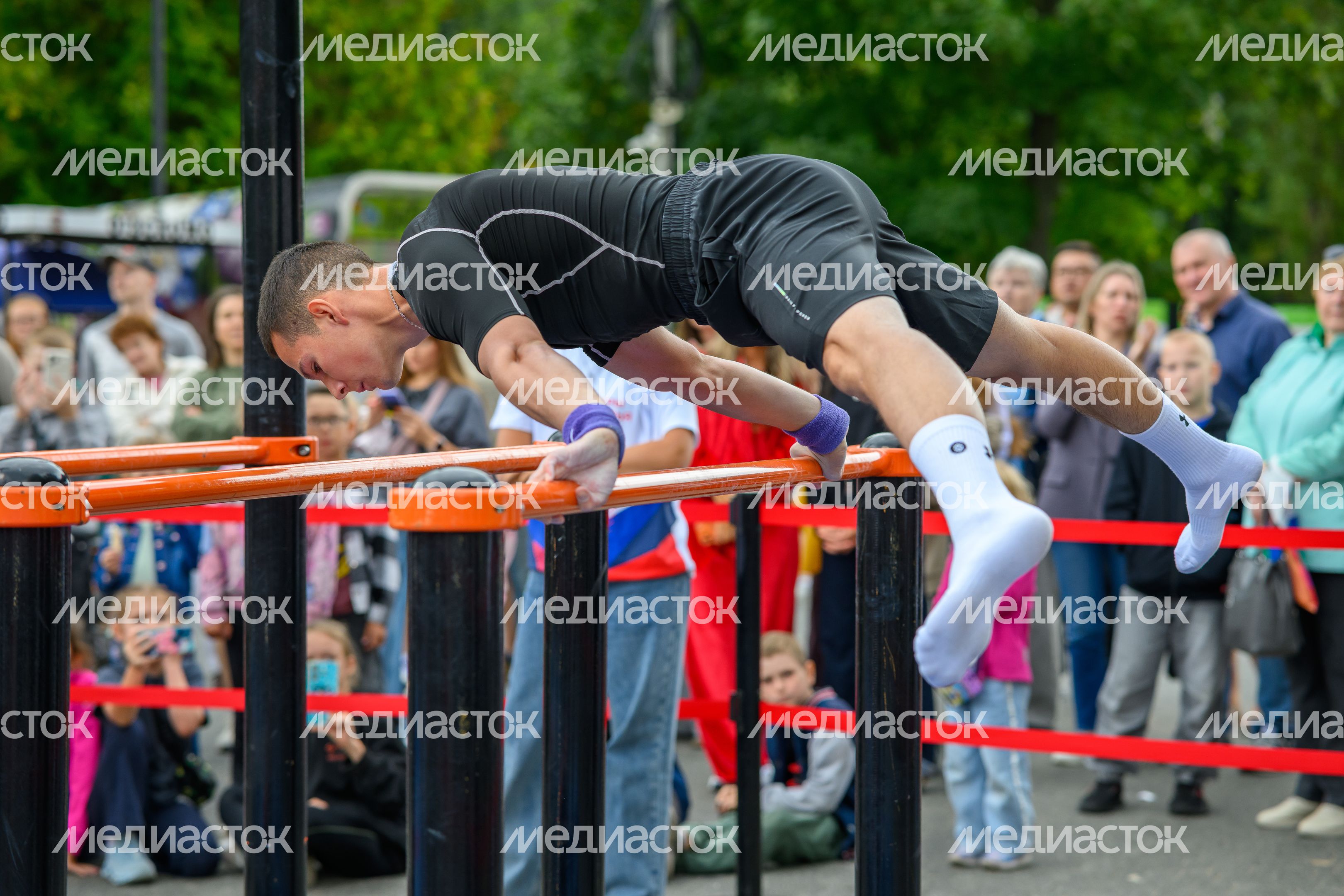 Соревнования по воркауту среди молодежи на фестивале уличной культуры в парке Мира города Мытищи