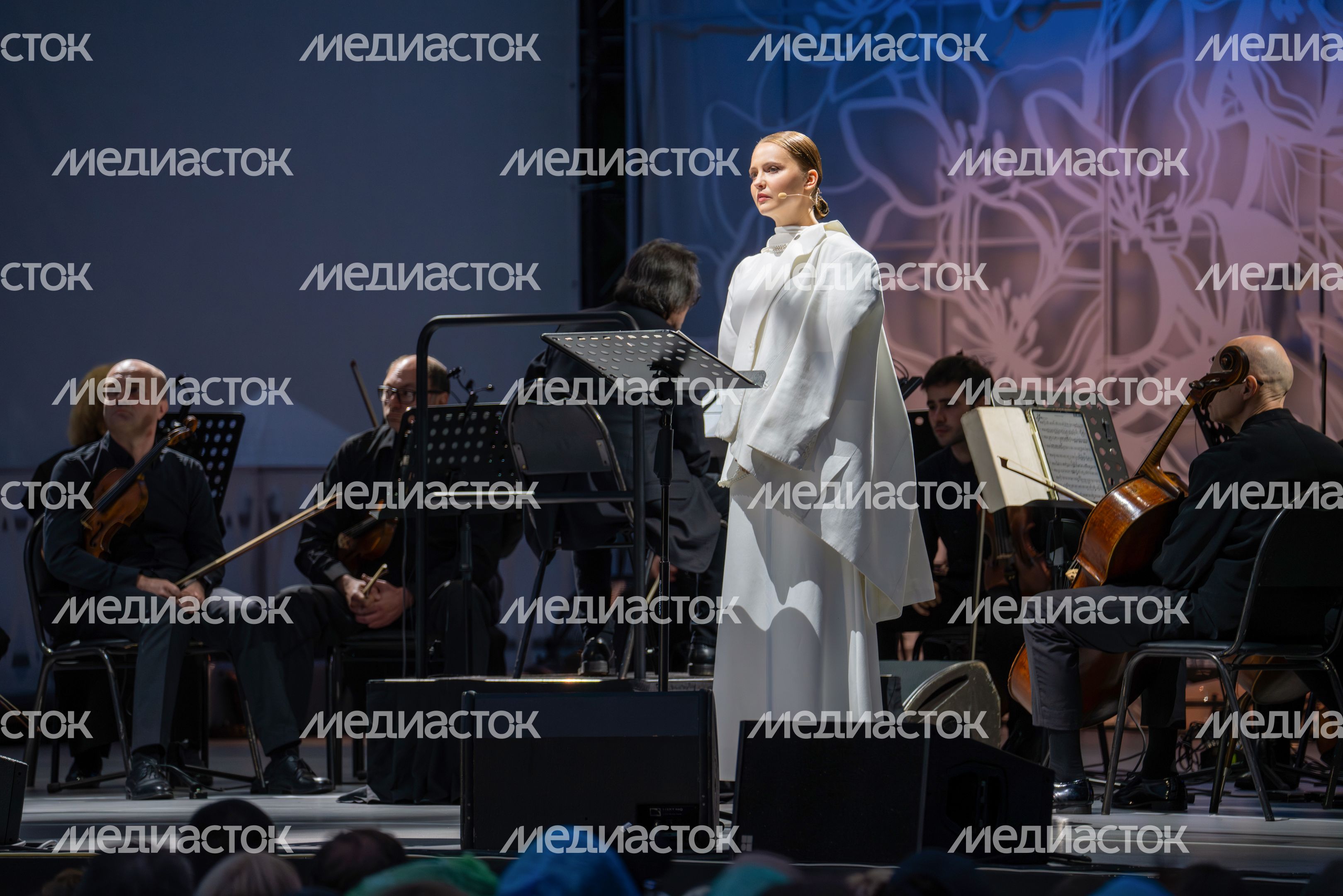 Актриса Юлия Хлынина в спектакле-концерте «Бедные люди» на Международном фестивале искусств П.И. Чайковского в Клину