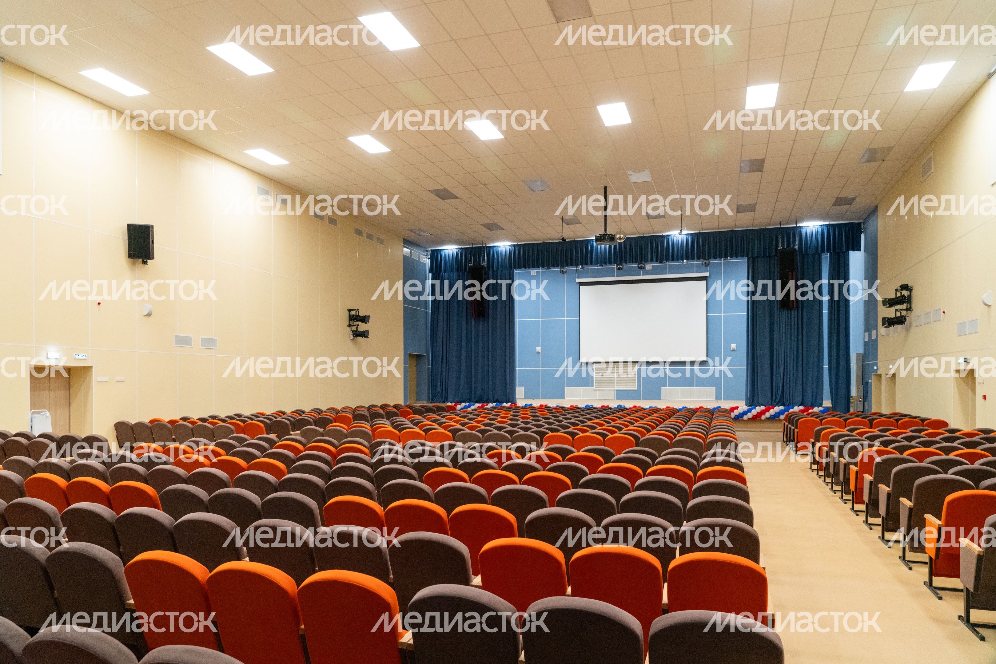 Актовый зал в новом корпусе образовательного центра «Сабурово» в Красногорске Актовый зал в новом корпусе образовательного центра «Сабурово» в Красногорске