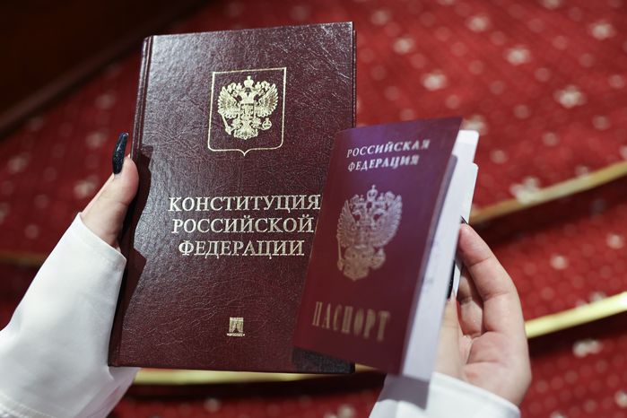 Андрей Воробьев вручил первые паспорта юным жителям Подмосковья