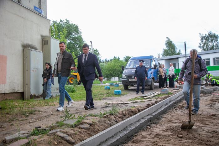 Всеволод Волосевич оценил выполнение работ по благоустройству дворовых территорий и «народных троп»