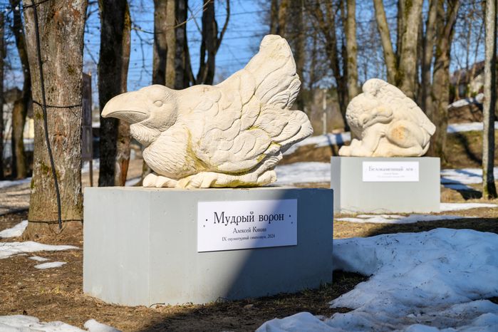 Скульптура «Мудрый ворон» Алексея Кикина украсила аллею к Дому культуры поселка Лоза Сергиево-Посадского округа