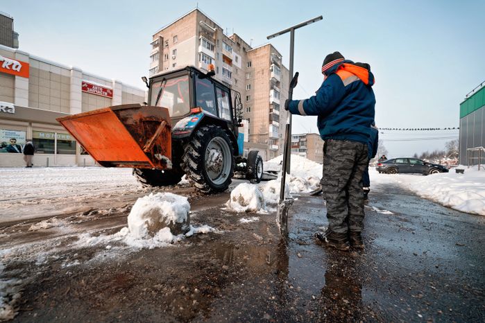 Уборка снега в поселке Большие Вяземы Одинцовского округа