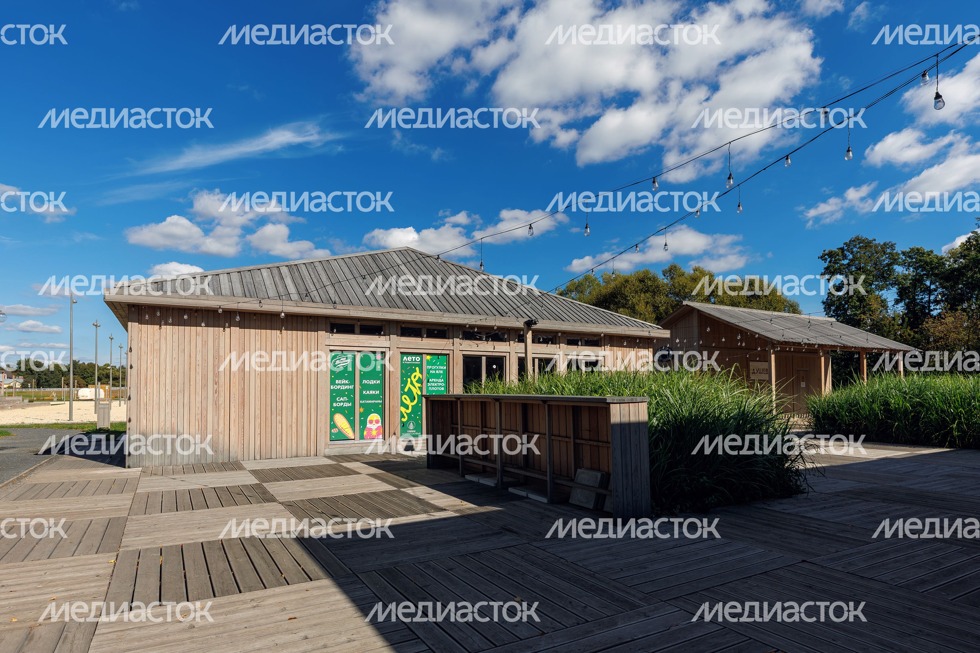 Пляжная зона отдыха на набережной реки Коломенки в Коломне