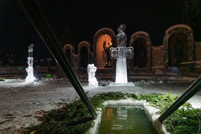 Крещенские купания в Михайло-Архангельском храме деревни Бушарино округа Звенигород
