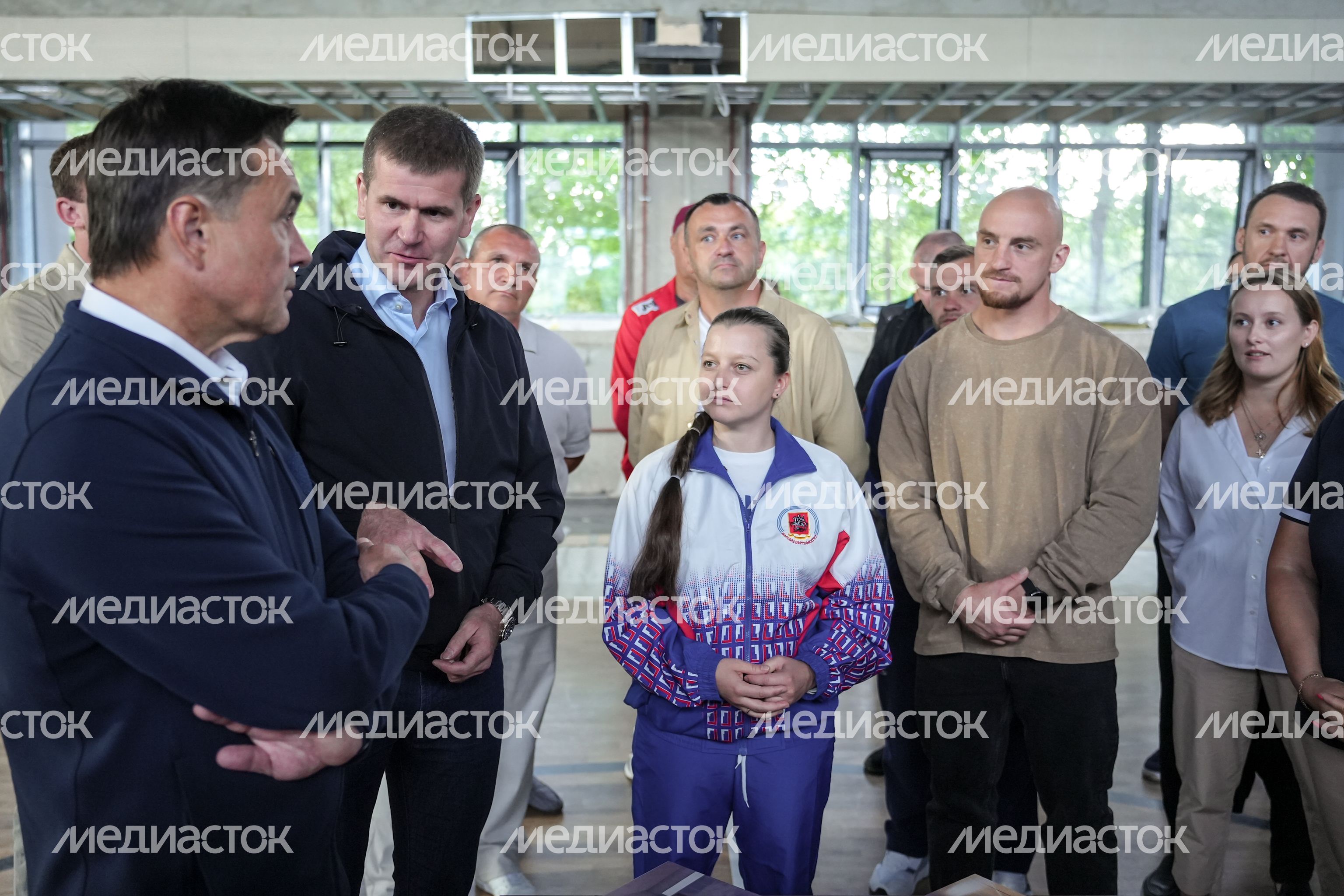 Андрей Воробьев проверил ход работ по реконструкции спортшколы "Феникс" в Ликино-Дулево