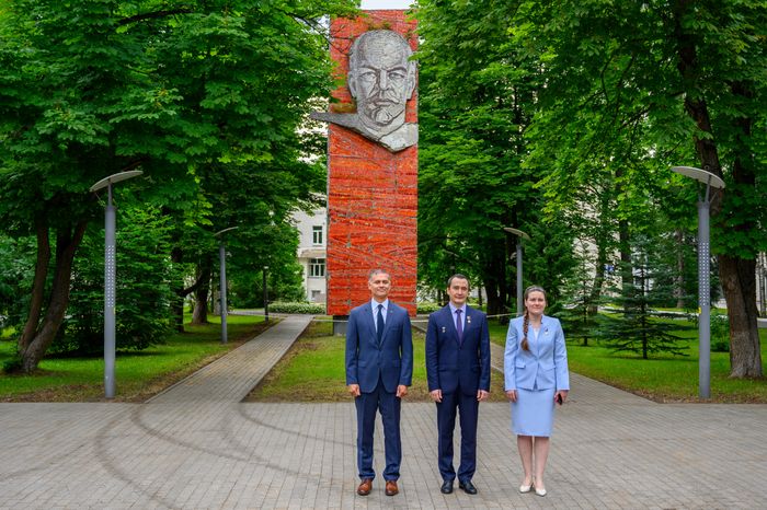 Основной экипаж космонавтов МКС-75 А. Менона, П.В. Дуброва и А.Ю. Кикину проводили из Звездного городка на Байконур