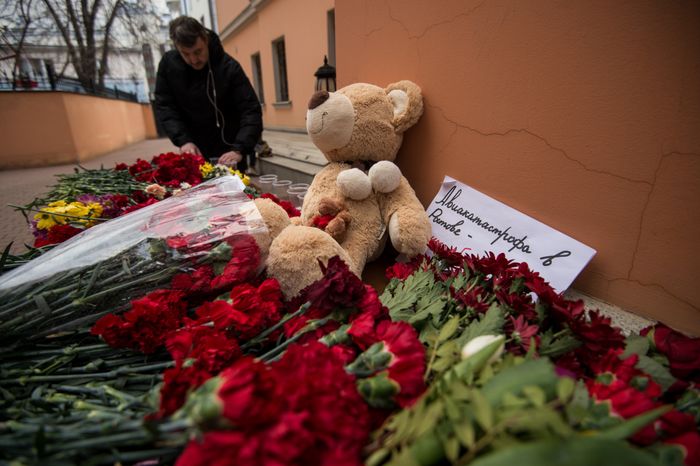 Москвичи несут цветы в знак скорби по погибшим в авиакатастрофе в Ростове-на-Дону