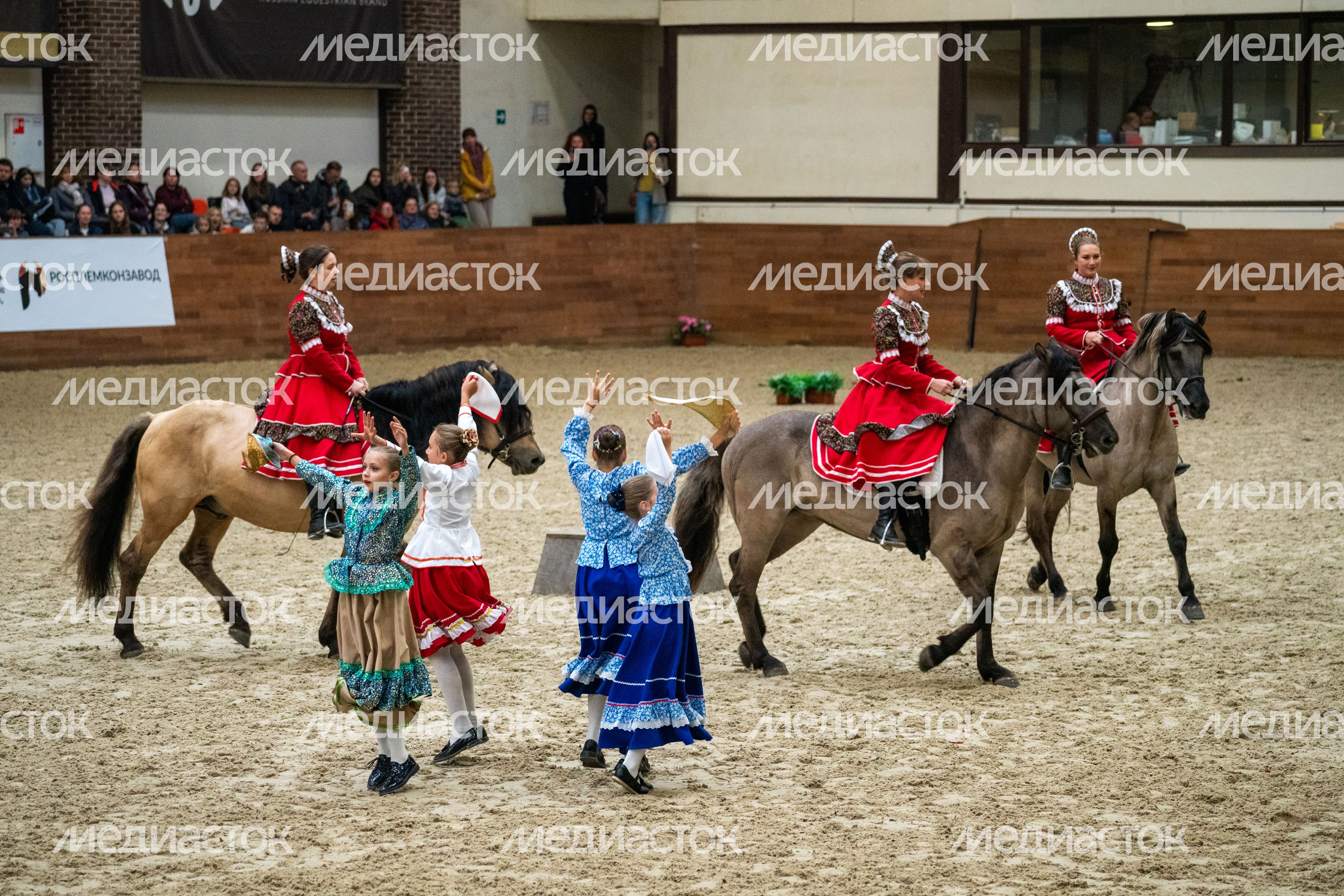 Казачьи танцы на костюмированном шоу на лошадях «Конная палитра» на Международной выставке «Конная Россия» в MAXIMA PARK Казачьи танцы на костюмированном шоу на лошадях «Конная палитра» на Международной выставке «Конная Россия» в MAXIMA PARK