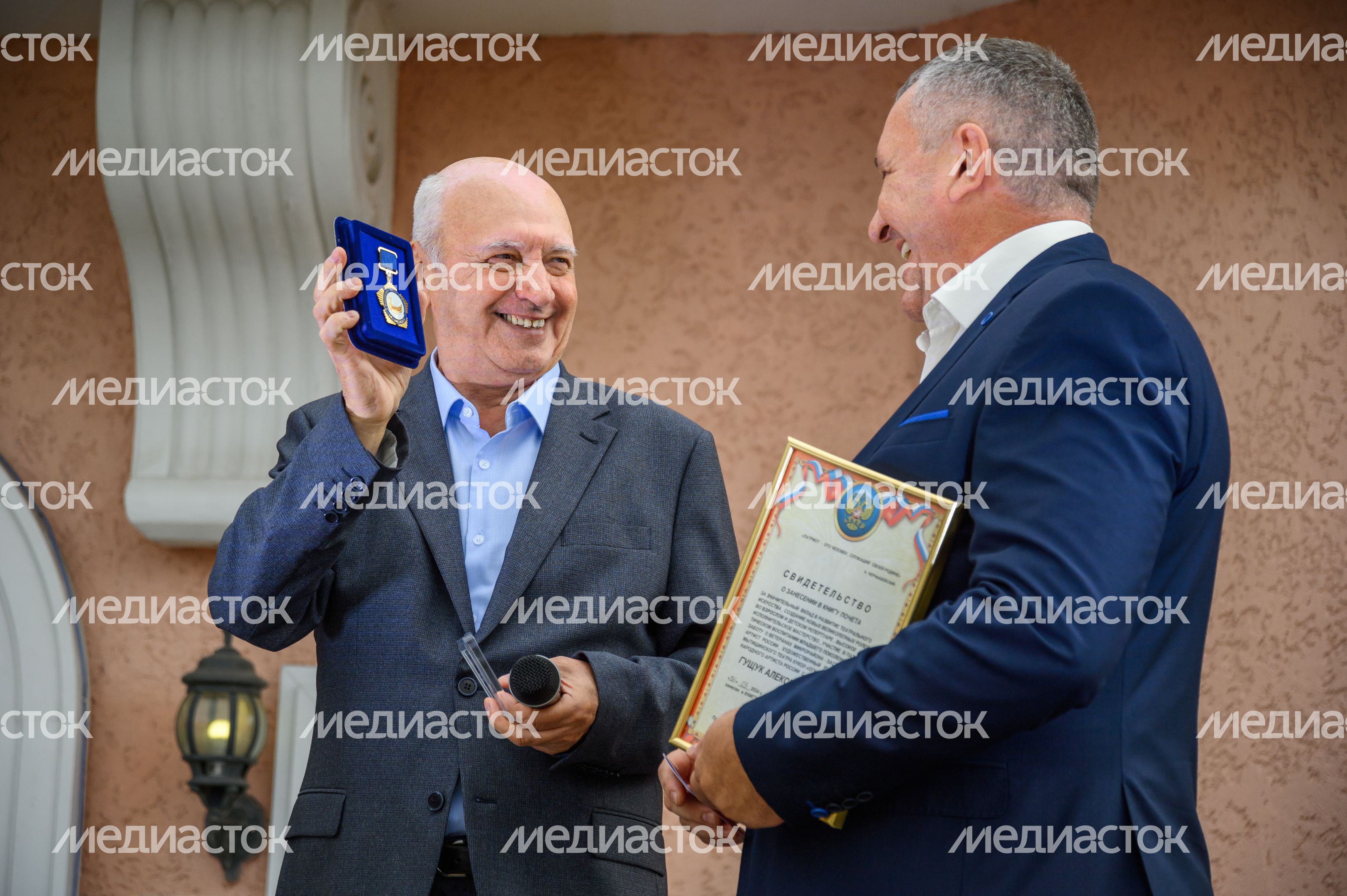 Руководитель театра кукол "Огниво" Алексей Гущук получил свидетельство о занесении в Книгу почета микрорайона
