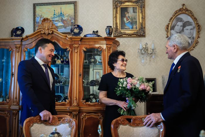 Посещение губернатором космонавта первого отряда