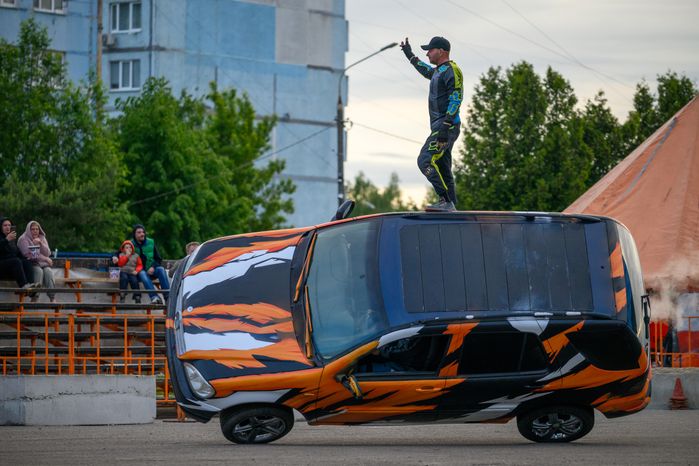 Невероятные трюки на автомобилях на шоу каскадеров в Чехове
