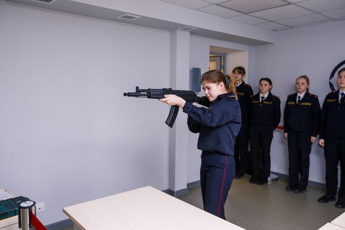 Практические занятия по стрельбе студентов в Волоколамском филиале Красногорского колледжа