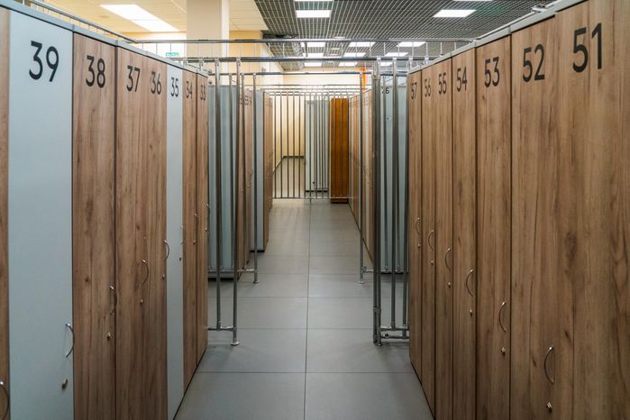 Переодевалка спортивного зала Поваровской средней школы после капитального ремонта в округе Солнечногорск